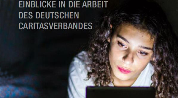 Frau schaut  im Dunkeln auf einen Computerbildschirm