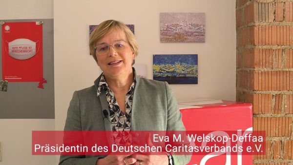 Eva M. Welskop-Deffa, Präsidentin des Deutschen Caritasverbands, hält eine Videoansprache.
