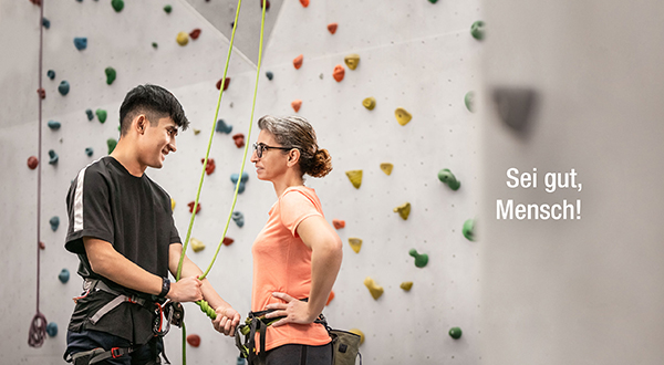 Mann und Frau in einer Kletterhalle