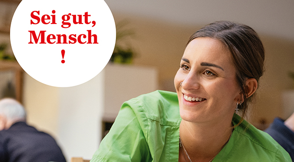 Junge Frau mit Button