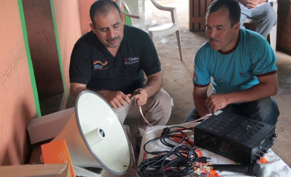 Zwei Männer reparieren Funkstation