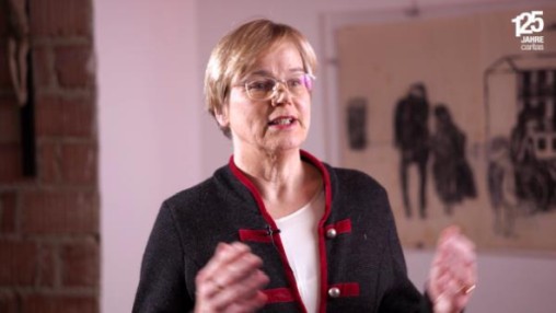 Eva M. Welskop-Deffa, Präsidentin des Deutschen Caritasverbands, hält eine Videoansprache.