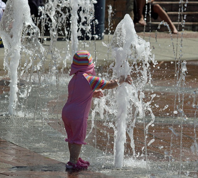 Kind am Springbrunnen