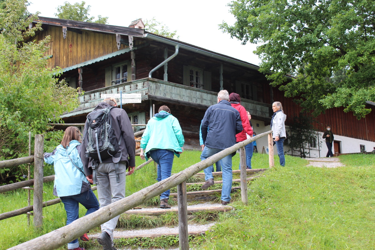 Die Gruppe beim Erkunden des Glentleiten-Geländes