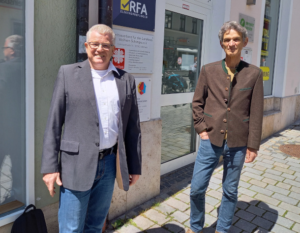 Thomas Koterba und Manfred Pongratz vor der Caritas-Geschäftsstelle