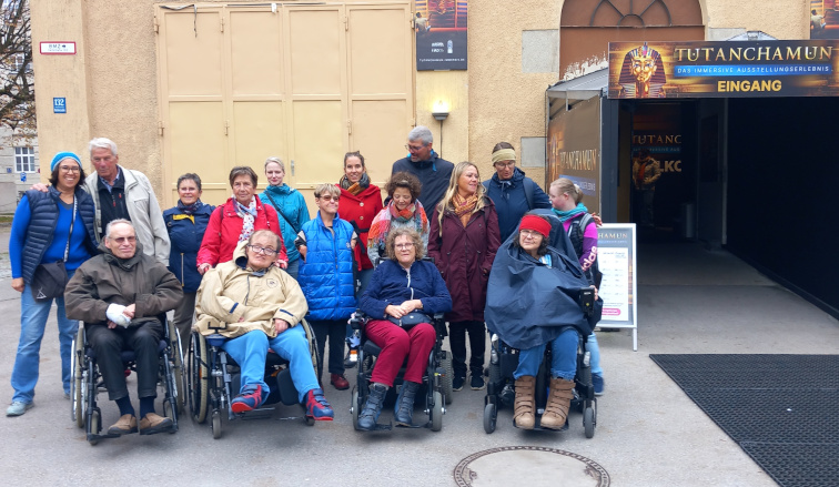 Gruppenbild vor dem Besuch der Ausstellung