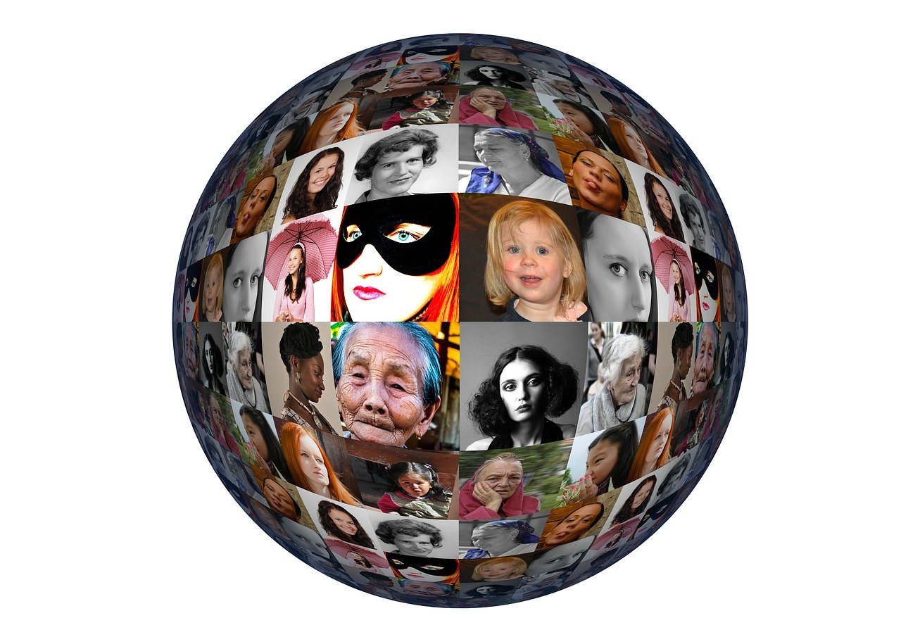 Globus mit Bildern von Frauen aus der ganzen Welt