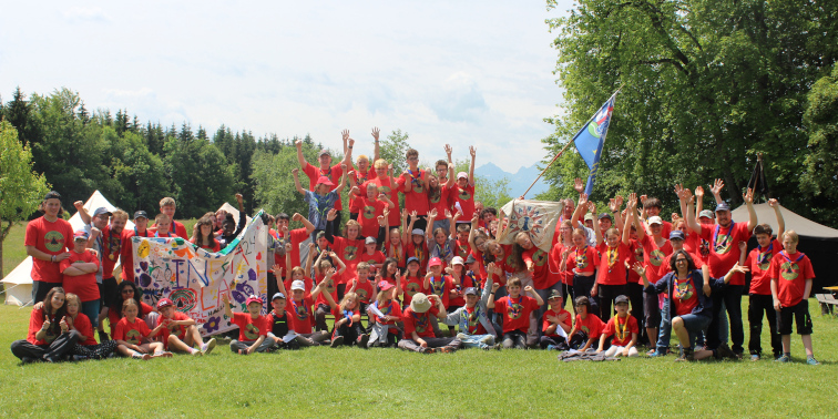 Die Teilnehmer*innen des Inklusiven Pfadfinderlagers beim Gruppenbild auf der Wiese