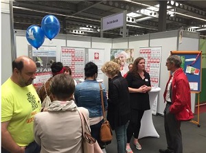 Der Caritasstand auf der Jobmesse mit Ansprechpartnern.