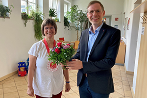 Küche mit rotlackierten Fronten und hölzernen Fronten