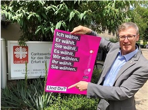 Diözesan-Caritasdirektor Wolfgang Langer mit einem Plakat zur Landtagswahl 2019.