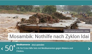 Spendenaufruf: Ein einzelner Mann steht auf einem zerstörten haus in mitten von schlammigen Fluten.