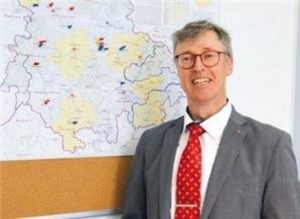 Diözesan-Caritasdirektor Wolfgang Langer in seinem Büro.