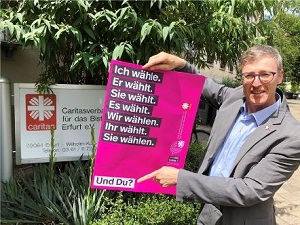 Diözesan-Caritasdirektor Wolfgang Langer mit einem der Plakate zur Wahlkampagne 2019.