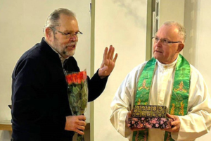 Pfarrer Gert Schellhorn erh&auml;lt Dankesch&ouml;n von Leiter Erhard M&uuml;ller
