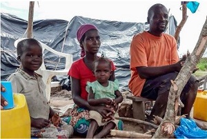 Dieser Familie aus Beira in Mosambik erging es ähnlich wie Djamila Akpabio und ihrem Sohn. Sie sind mit dem Leben davon gekommen, haben jedoch Haus und Hof verloren und harren nun im Freien aus.