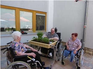 Bewohnerinnen und Bewohner des Altenpflegezentrums St. Elisabeth Erfurt bepflanzen gemeinsam ein Kräuterbeet für den Sinnesgarten. 
