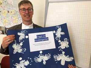 Diözesan-Caritasdirektor Wolfgang Langer mit dem Plakat der kleinsten Kinder aus dem Kindergarten St. Marien Erfurt, im Rahmen der Aktion 