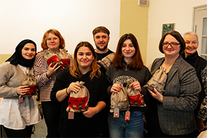 Schülerinnen und Schüler der Berufsbildenden Schule zusammen mit der Diözesan-Caritasdirektorin Monika Funk