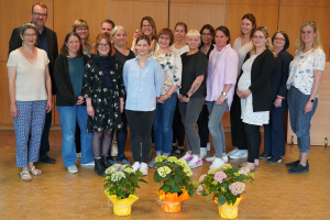 Gruppenbild von Teilnehmer_innen des Lehrgangs mit Lehrpersonal