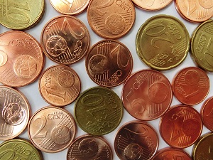 Verschiedene Eurocent-Münzen nebeneinander liegend.