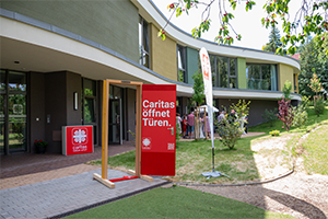 Rote Tür mit Jahreskampagne vor Caritashospiz