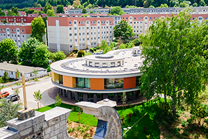Gebäude in Form einer liegenden Acht von oben aufgenommen im Sommer