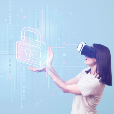 Frau hält virtuelles Vorhängeschloss in den Händen