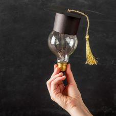 Glühbirne mit Absolventen-Hut