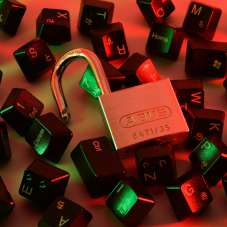 Offenes Vorhängeschloss und Tasten einer Tastatur
