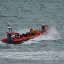 Schnell fahrendes Rettungsboot auf Welle