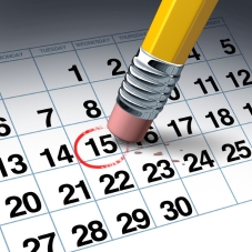 Ein Stift markiert einen Tag in einem Kalender. 
