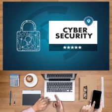 Schreibtisch mit Laptop und dem Schriftzug Cyber Security