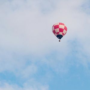 ein roter Hei&szlig;luftballon am Himmel