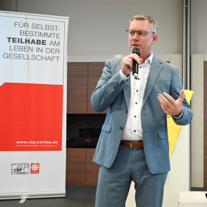 Ein Mann spricht in ein Mikrofon